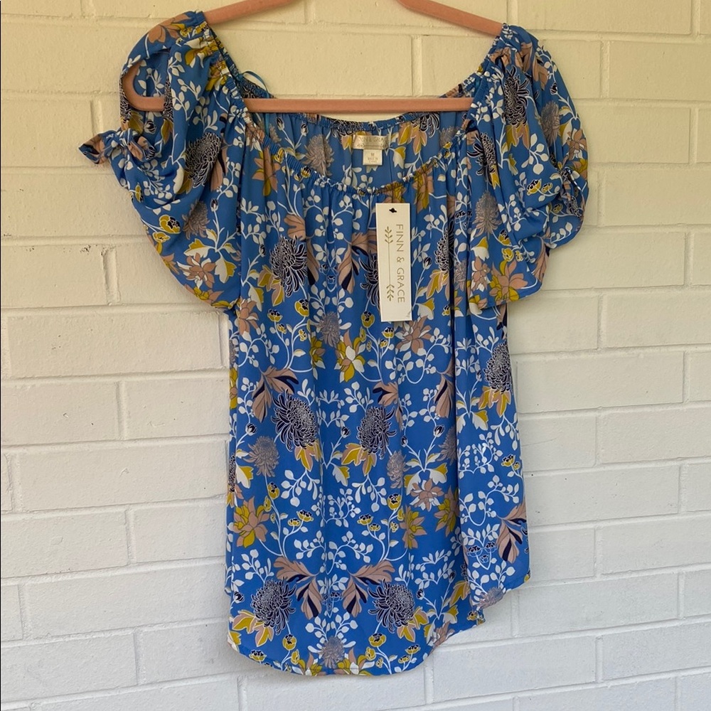 NWT FINN & GRACE Blue and White Smocked Flutter Sleeve Floral Print Blouse Sz M